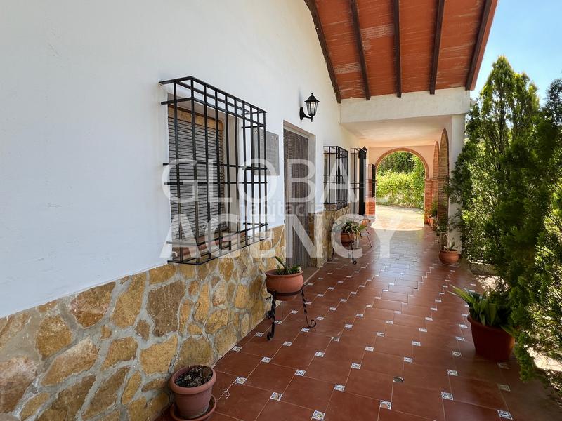 Foto 59953544-c810-4006-9690-78de92854381. Masia amb xemeneia calefacció aparcament piscina a Jaén