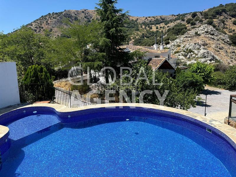 Foto a33e8e24-2f3d-4f1f-85ef-12c66b3e30cf. Masia amb xemeneia calefacció aparcament piscina a Jaén