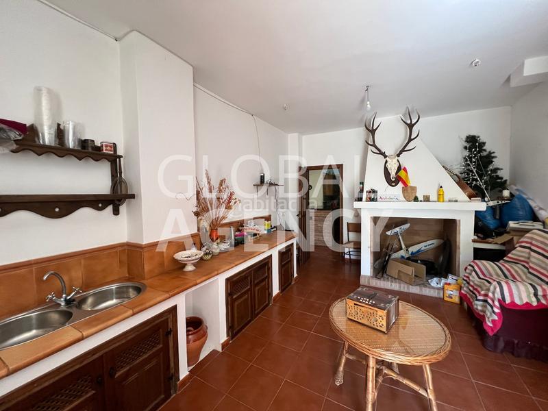 Foto f979ba42-d13d-4322-b97d-b86e9e92f2f2. Masia amb xemeneia calefacció aparcament piscina a Jaén