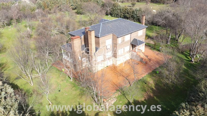 Foto 1fa3fc5e-477e-49da-a254-35fd757b268a. Chalet with fireplace heating parking in Centro-Manguilla Escorial (El)