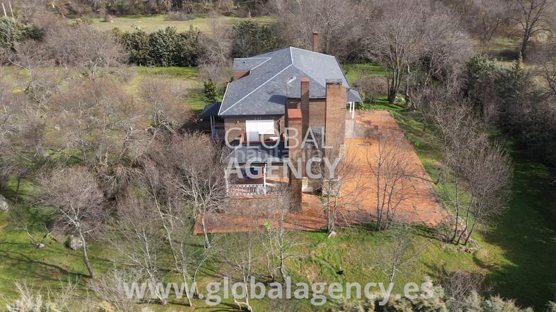 Foto 5c791a86-29fe-449d-9a7e-c4d1e481aedf. Chalet with fireplace heating parking in Centro-Manguilla Escorial (El)