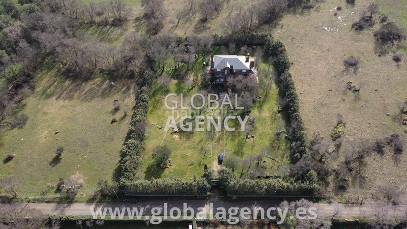 Foto 7d726a49-058b-4d5a-9867-3b0c1e50f72c. Chalet with fireplace heating parking in Centro-Manguilla Escorial (El)