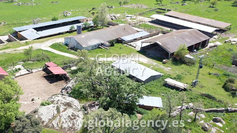 Foto be905cc2-f4b1-4f06-8b3d-1a37c7bb177e. Country house with fireplace heating parking pool in Escorial (El)