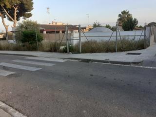 Terreny residencial a Fondo Somella. Se vende parcela esquinera ideal para construir casa con jardín