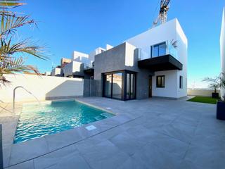 Chalet en Los Balcones-Los Altos. Sol8vidal sells villa in torrevieja