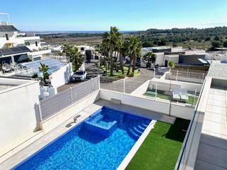 Chalet en San Miguel de Salinas. Villa con 8 dormitorios, 8 baños y piscina privada en san miguel