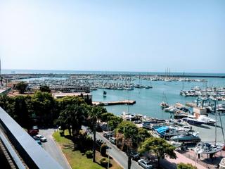 Etagenwohnung in Playa de los Náufragos. Sol8vidal vende piso frende al puerto deportivo en torrevieja