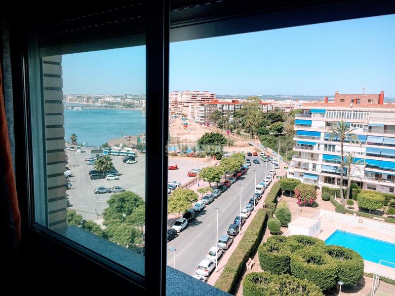 Foto d2ba22b3-4489-4953-9fb9-4a3f199ee894. Piso sol8vidal vende piso frende al puerto deportivo en Torrevieja