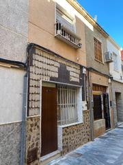 Casa adosada en Orihuela Ciudad. Vivienda unifamiliar de banco en orihuela