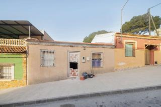 Casa adosada en Orihuela Ciudad. Casa de banco por 39.000