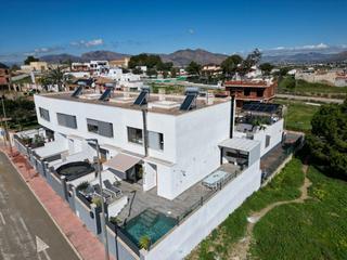 Xalet a Bigastro. Oportunidad única en bigastro! villa pareada con piscina privada