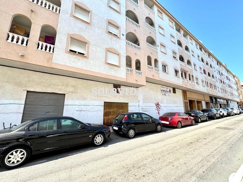 Foto 0fefdd49-a1a0-4bfd-9a4e-9496443114cd. Alquiler local comercial el local más grande del centro en Torrevieja