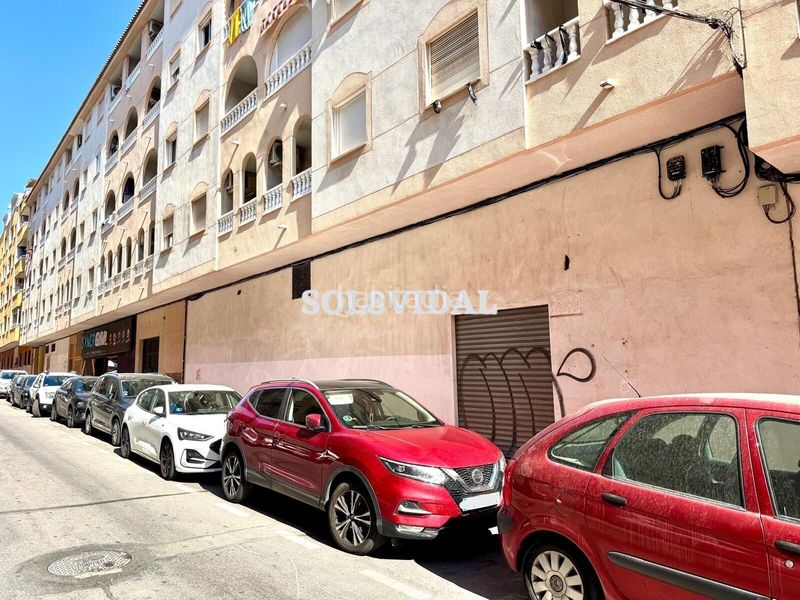 Foto 6e3b1e69-6369-4b4f-b368-939e7fb11f9a. Alquiler local comercial el local más grande del centro en Torrevieja