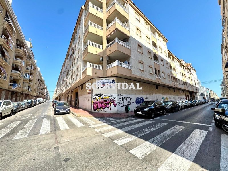 Foto e6df69ef-5cde-43dc-a42a-9890af6b2b1e. Alquiler local comercial el local más grande del centro en Torrevieja