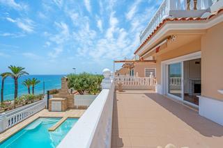 Xalet a Cabo Cervera. Exclusiva villa independiente con vistas al mar en residencial e