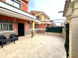 Chalet à Desamparados - Hurchillo - Torremendo. Gran chalet pareado en bigastro seminuevo, con piscina y garaje