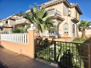 Xalet  Calle cabo finisterre. Chalet con parcela y piscina comunitaria en lomas de cabo roig
