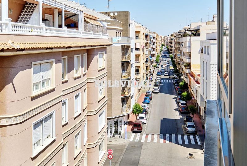 Foto 9b6abd88-f21e-4c30-b864-28c39c858764. Alquiler ático atico en alquiler de alto standing en el centro . la propiedad tiene ascensor con acces en Torrevieja