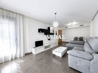 Location Appartement à Orihuela Ciudad. Piso con garaje en alquiler en pleno centro de orihuela  calle o