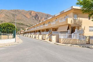 Maison  Calle de los auroros. Bungalow de 5 dormitorios, centro de redovan