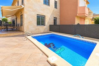 Xalet a Orihuela Ciudad. Espectacular chalet con piscina en orihuela centro