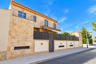 Xalet a Orihuela Ciudad. Espectacular chalet con piscina en orihuela centro