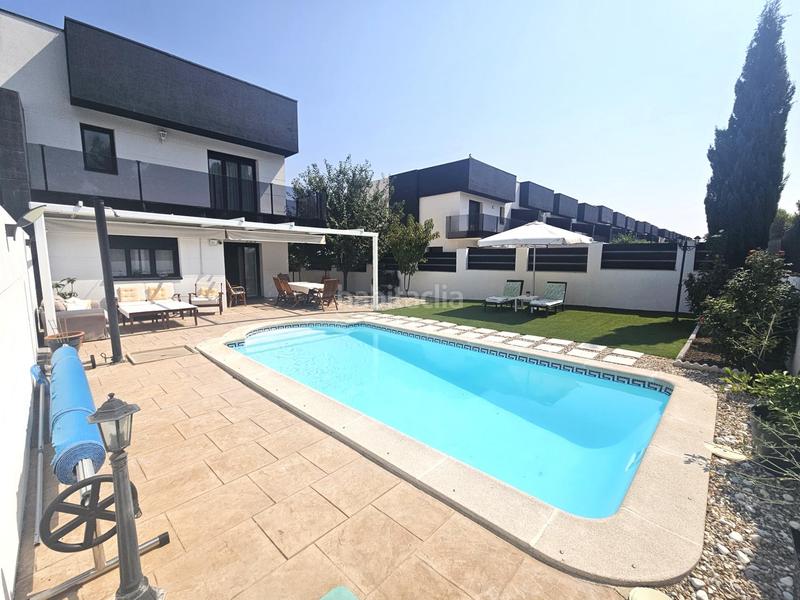 Foto 0b70d8cc-d20d-4de4-8740-70cf40ea0b92. Casa pareada chalet de esquina con piscina en Restón I-Restón II Valdemoro