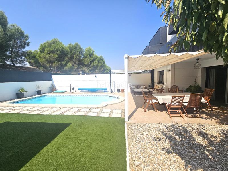 Foto 7bf561b1-344f-4e9a-9203-6f49b4dd7e27. Casa pareada chalet de esquina con piscina en Restón I-Restón II Valdemoro