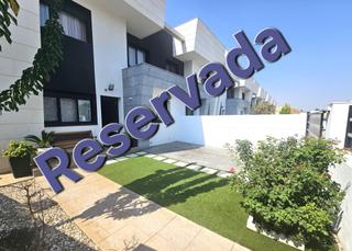 Maison jumelée à Restón I-Restón II. Chalet de esquina con piscina