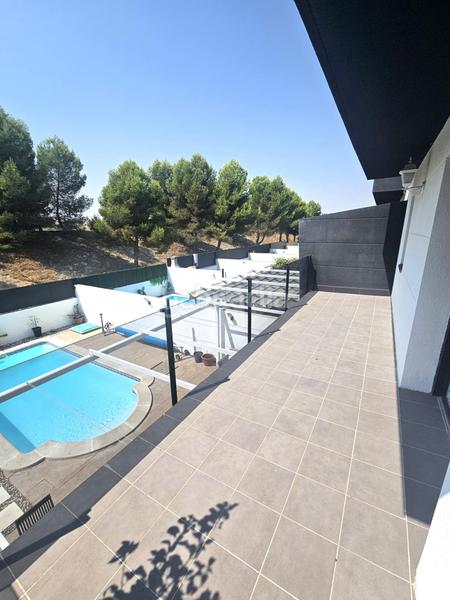 Foto b1352996-6bd3-4d48-acc0-e91a32cbef6d. Casa pareada chalet de esquina con piscina en Restón I-Restón II Valdemoro
