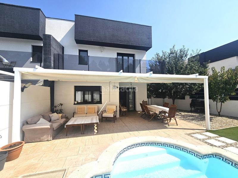 Foto c884ff03-1d56-40a6-b241-13c3878c3471. Casa pareada chalet de esquina con piscina en Restón I-Restón II Valdemoro