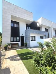 Casa pareada en Restón I-Restón II. Chalet de esquina con piscina