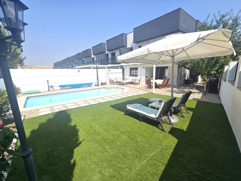 Foto ecd8d05f-c6b0-40b4-b3fd-41dc6d1bf3dc. Casa pareada chalet de esquina con piscina en Restón I-Restón II Valdemoro
