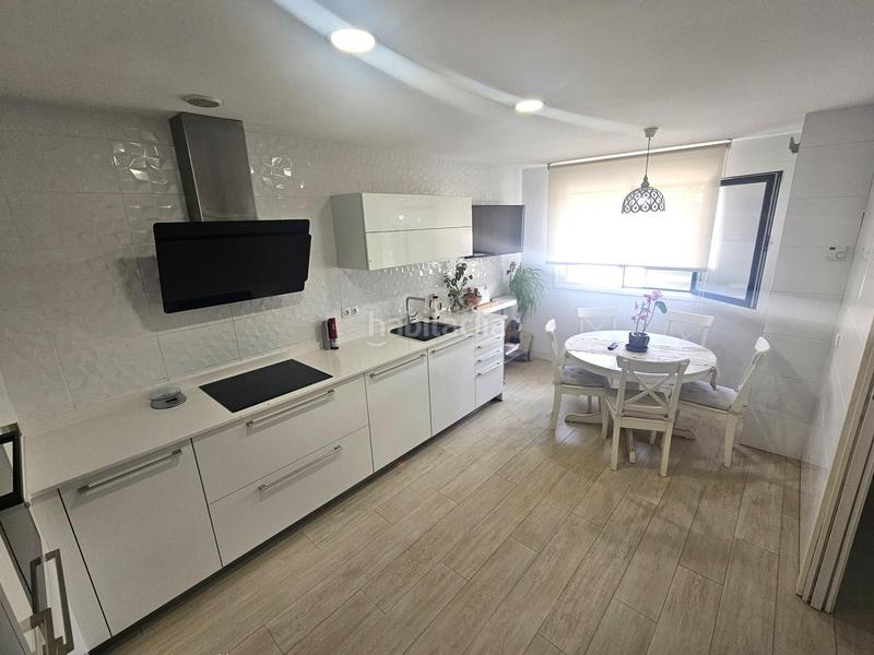 Foto f0b14cfe-467c-448c-8e07-47f5b22a5cd6. Casa pareada chalet de esquina con piscina en Restón I-Restón II Valdemoro