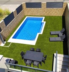 Casa adossada a Hospital. Chalet con piscina individual