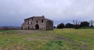 Masia a Maanet de la Selva Poble. Gran de 900m2 per acabar a dins