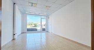Lloguer Local Comercial  Avinguda coronel estrada. Local comercial o oficina de 35m2 amb pati frontal i traster.