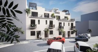 Casa adossada a Carrer via romana 11. Amb preisntal,lacio d'ascensor i gran gran garatge