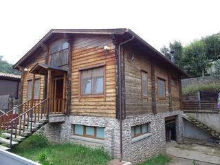 Casa a Gualba. Casa de diseny de fusta finlandesa amb garatge de formigo