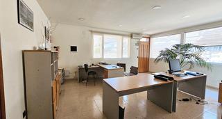 Lloguer Oficina  Carrer del montnegre. Oficina de 102m2 amb 4 despatxos i un gran bany a prop del centr