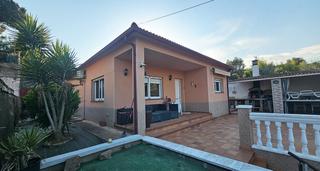 Xalet a Fogars de la Selva. Bonita casa de 165m2 con jardín y piscina