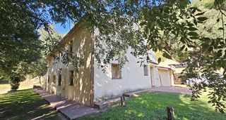 Masia a Sant Celoni. Gran masia reformada amb dos habitatges a olzinelles