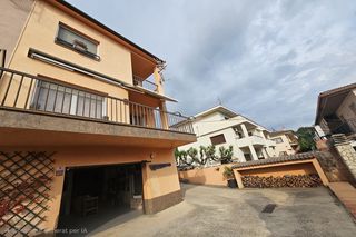Casa adosada  Carrer santiago rusiñol. Bonita casa adosada cerca de todos los servicios y transporte