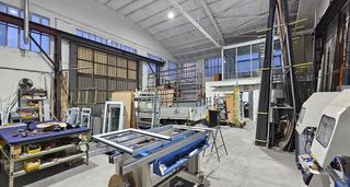 Lloguer Nau industrial  Carrer pompeu fabra. Alquiler con traspaso de taller industrial de aluminio