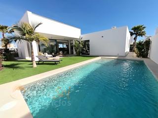 Casa  N/a. Villa de diseo con piscina privada en mar de cristal