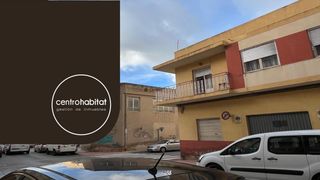 Casa in Petrer. Casa independiente en esquina zona 9 de octubre.