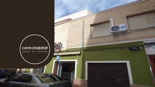 Maison en Plaza de Toros-Avenida Chap-Trinquete. Vivienda de tres plantas en elda