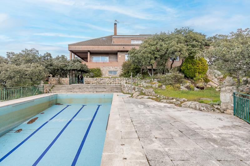 Foto a8cd8d42-af8f-4592-a844-d4423862677a. Country house with fireplace heating parking pool in Torrelodones