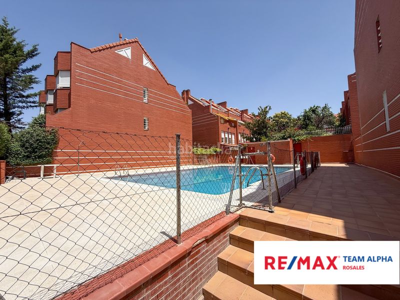 Foto 94cd7700-bb3a-4466-8c20-d8ba0fea65e7. Xalet amb xemeneia calefacció aparcament piscina a Madrid