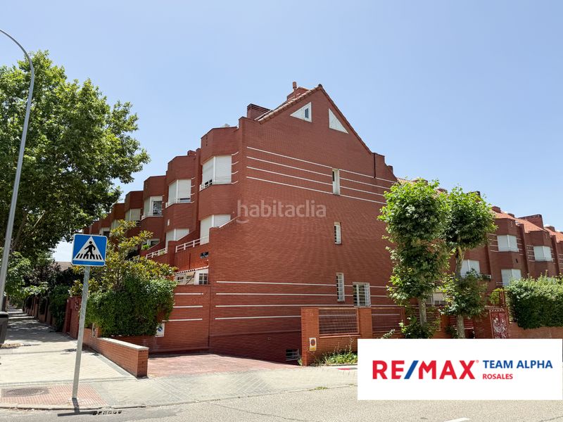 Foto ff018c2d-cf62-48bb-8c43-29765af25737. Xalet amb xemeneia calefacció aparcament piscina a Madrid